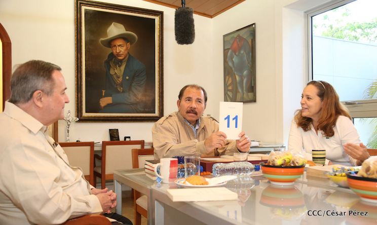Comandante Daniel recibe obras sobre la defensa de la soberan&iacute;a nacional del Doctor Luis Pasos Arg&uuml;ello